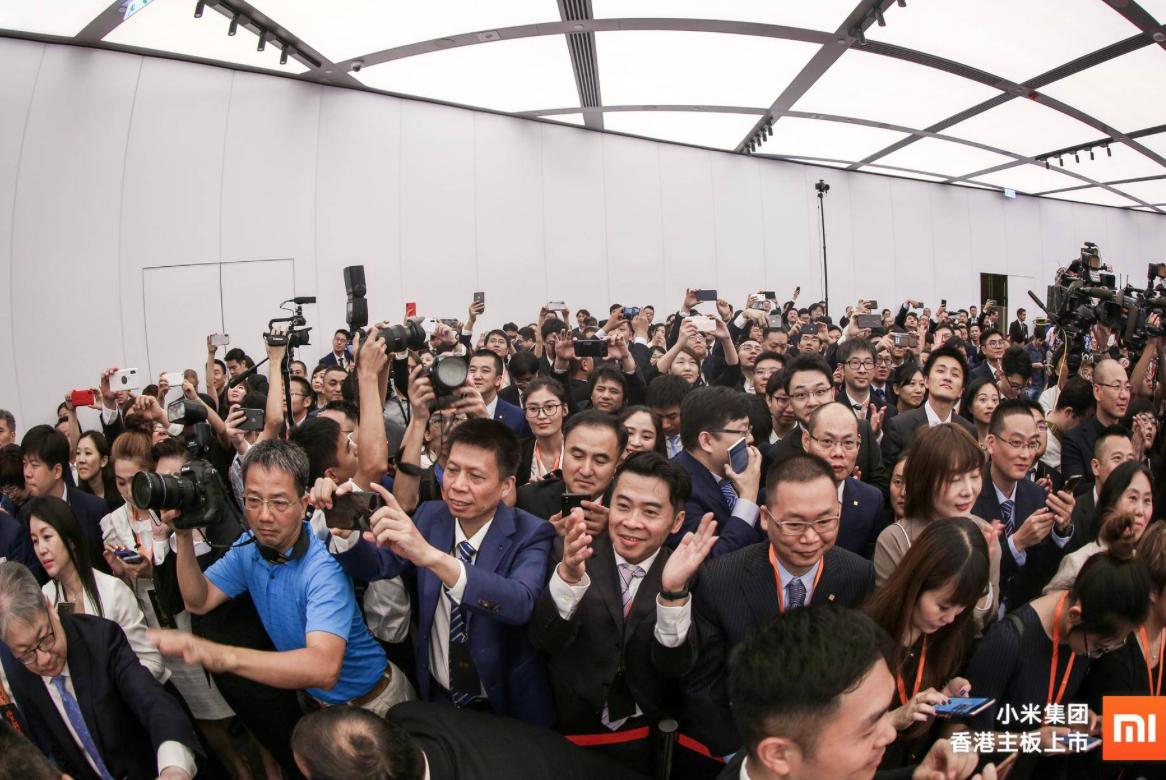 小米上市之路雷军,雷军敲钟小米正式在港交所上市