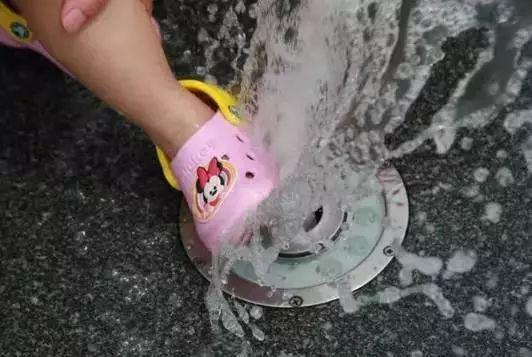 2秒毙命，夏天的“隐形杀手”就在身边，你还在让孩子玩这个吗？