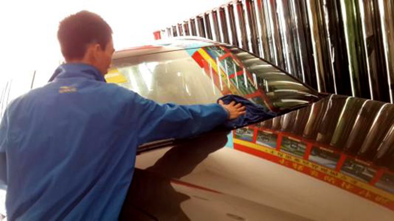 贴膜汽车如何选,汽车天窗贴膜技巧和方法