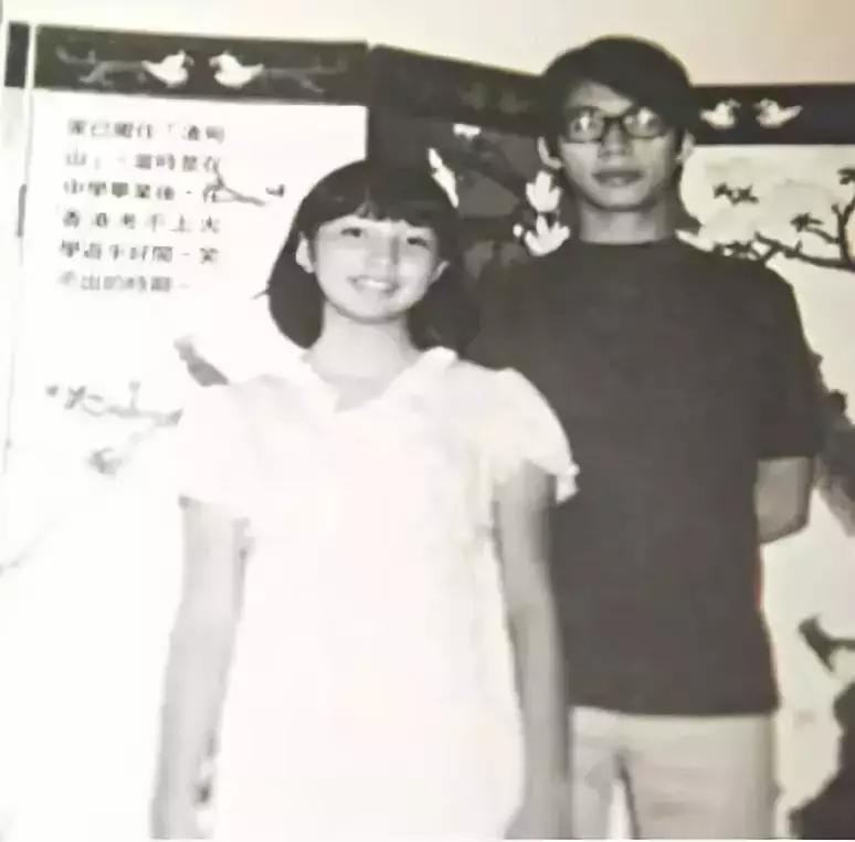 他是林夕、黄伟文共同的偶像，10年作词千首，被誉为“港乐鬼才”