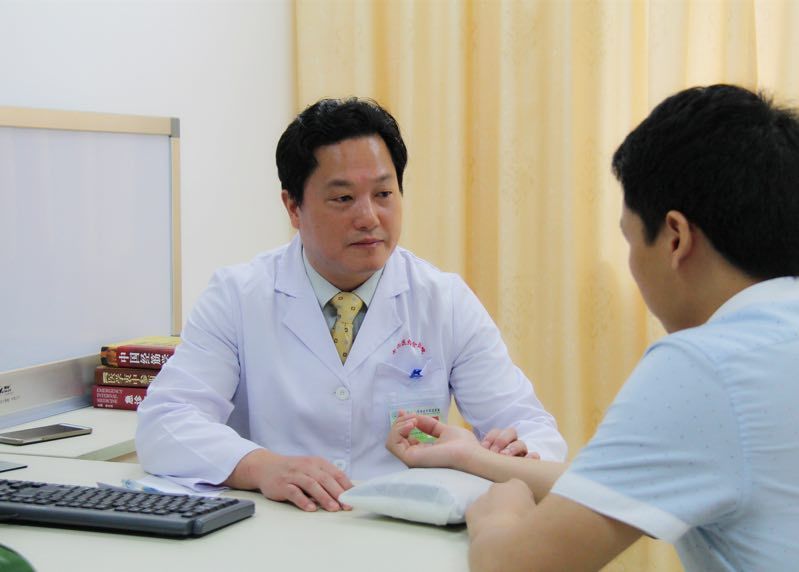 诊室也是小课堂，彭康告诫患者：头痛别忘查鼻窦、“三高”怎样防治、三七粉不应盲目服用……