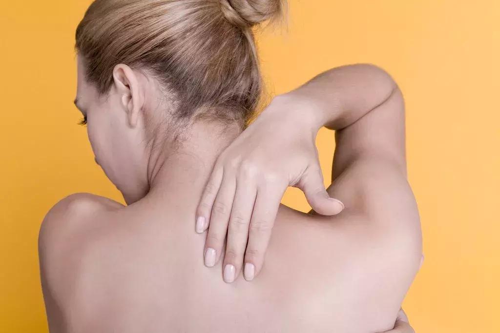 女人怎样锻炼能让背变薄,背痛可以做什么操