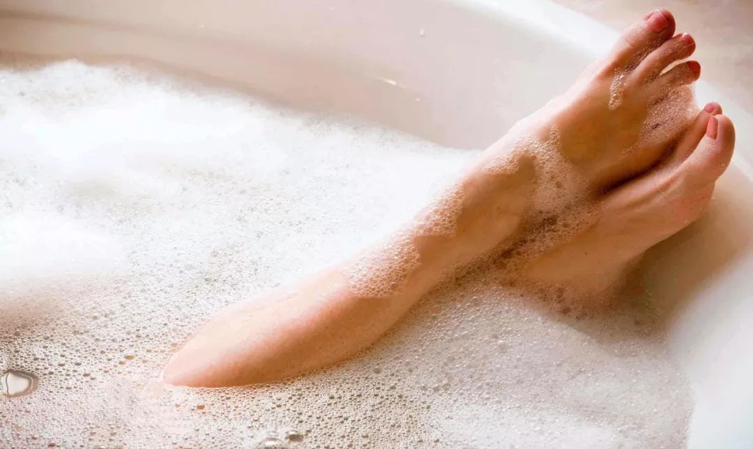 脚气脚臭有救了！有了这块韩国嫩足皂，轻轻一洗，杀菌治脚气，告别瘙痒，连死皮都不见了