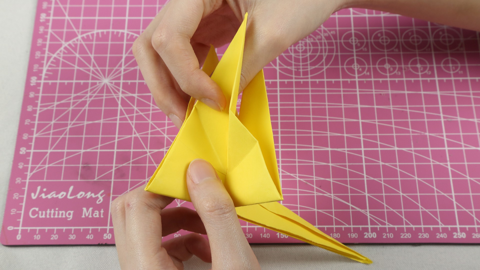 想要恐龙玩具，不用再去商场买了，姑娘教你巧用一张纸折出来