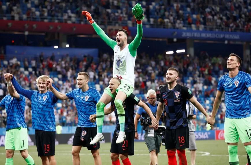 世界杯克罗地亚门将被贴脸质问,克罗地亚守门员被追