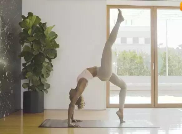 每天睡前10分钟拉筋,床上拉筋最有效的方法腿靠墙