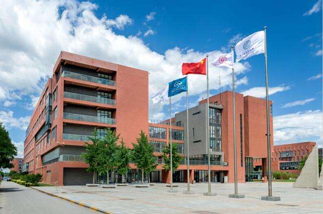 北京一所本科院校，名字不伦不类起得很“搞怪”，让人以为是酒店