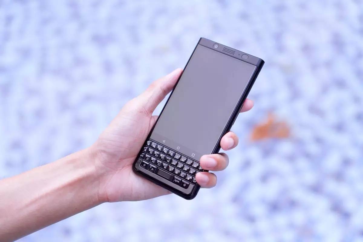 “全键盘”真情怀，黑莓KEYone降至1699，网友：还是说再见吧！
