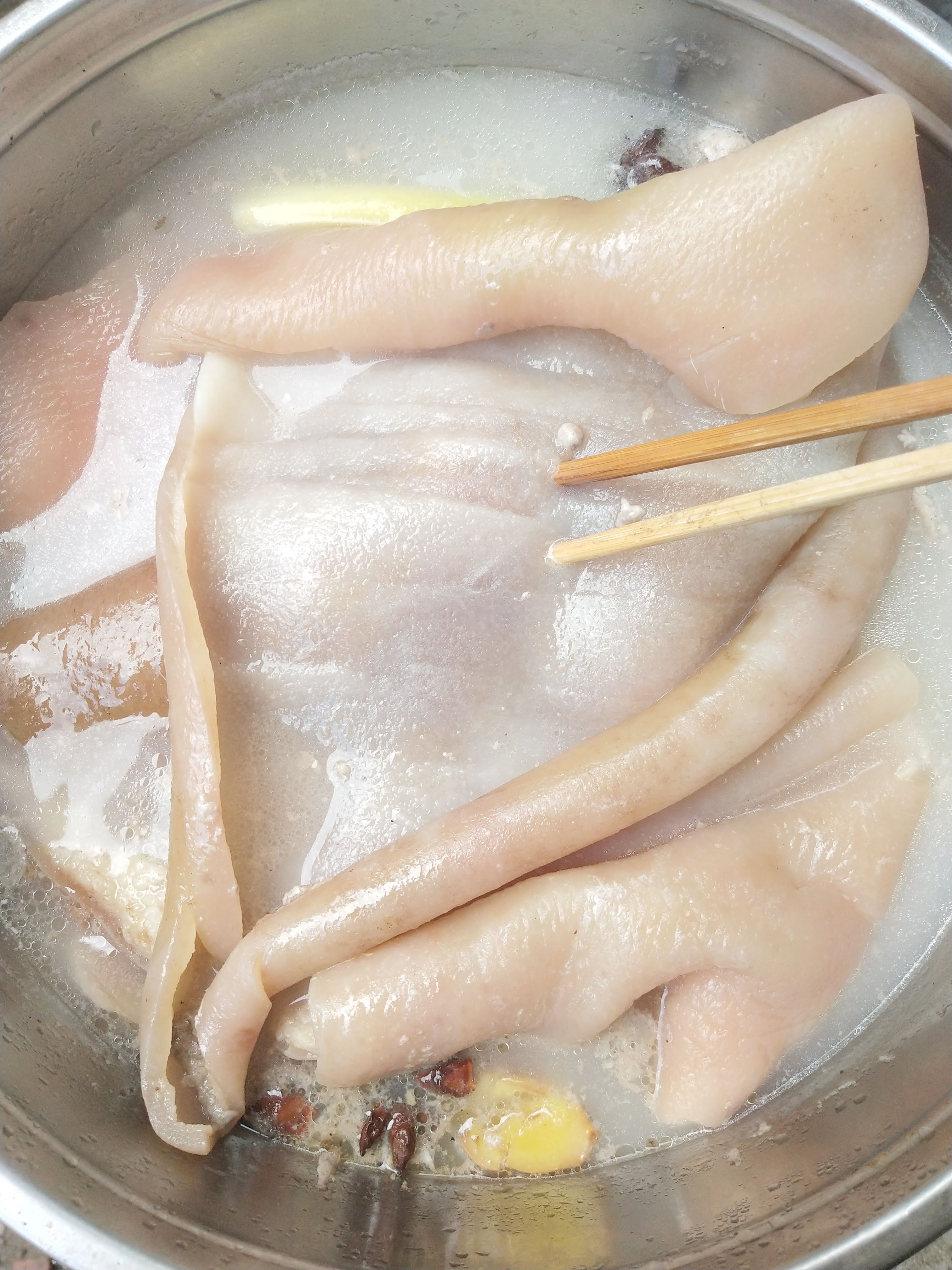 猪皮怎么做才软烂不硬,猪皮怎么处理才能脆脆的