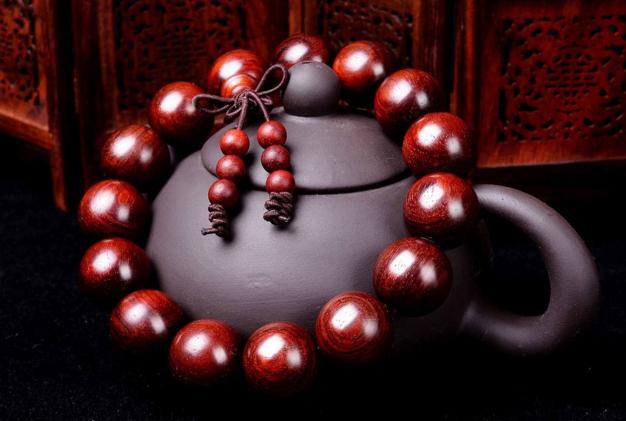 真正的小叶紫檀手串一般什么价格,两百的小叶紫檀是真的吗