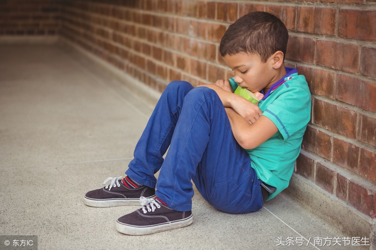 经常穿帆布鞋脚会变形吗,扁平足穿帆布鞋和正常人穿对比