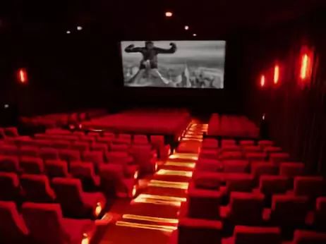 为什么电影院的座椅都是红色的,电影院座椅是红色的怎么回事