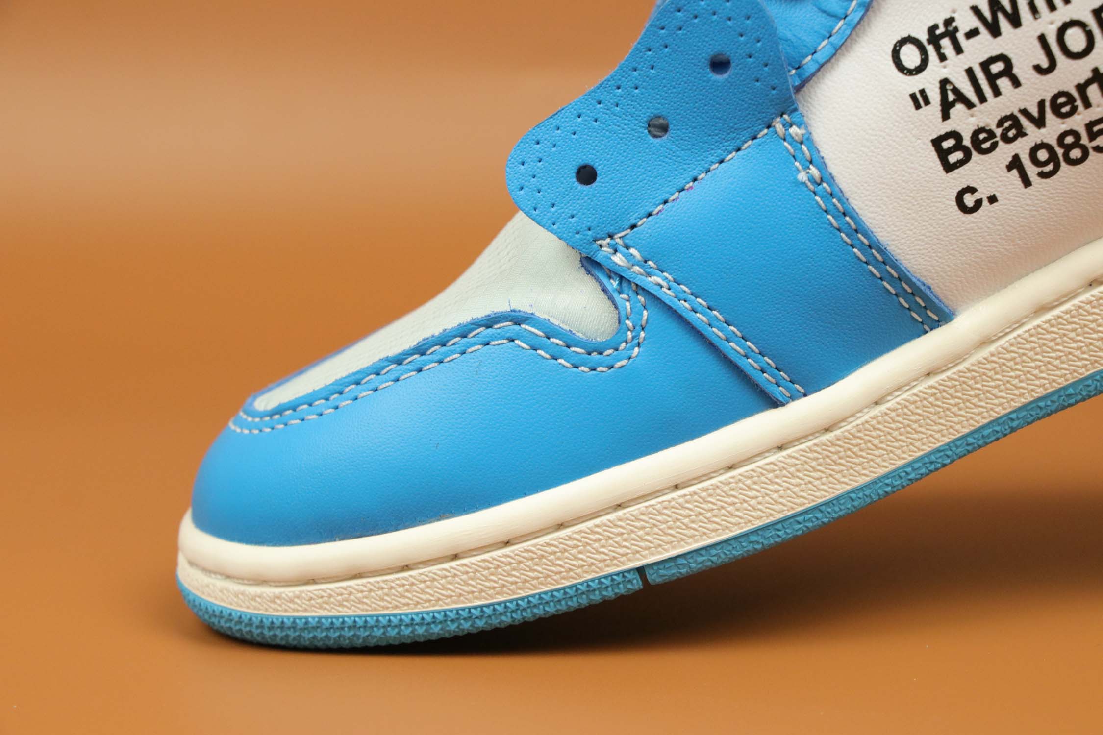 aj1北卡蓝联名ow什么皮面的,ow联名aj1北卡蓝明星穿搭