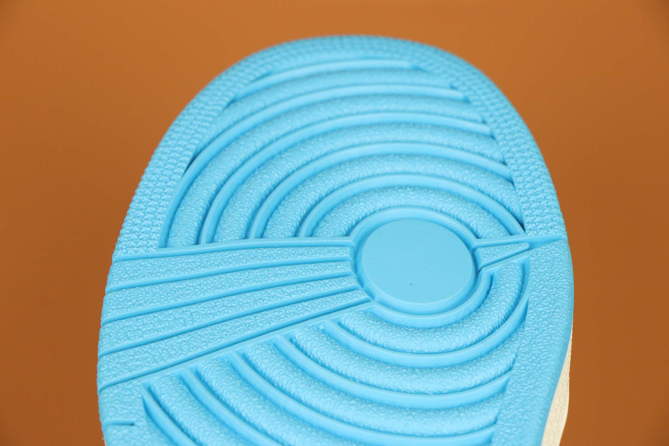 aj球鞋第一款,AJ1球鞋推荐