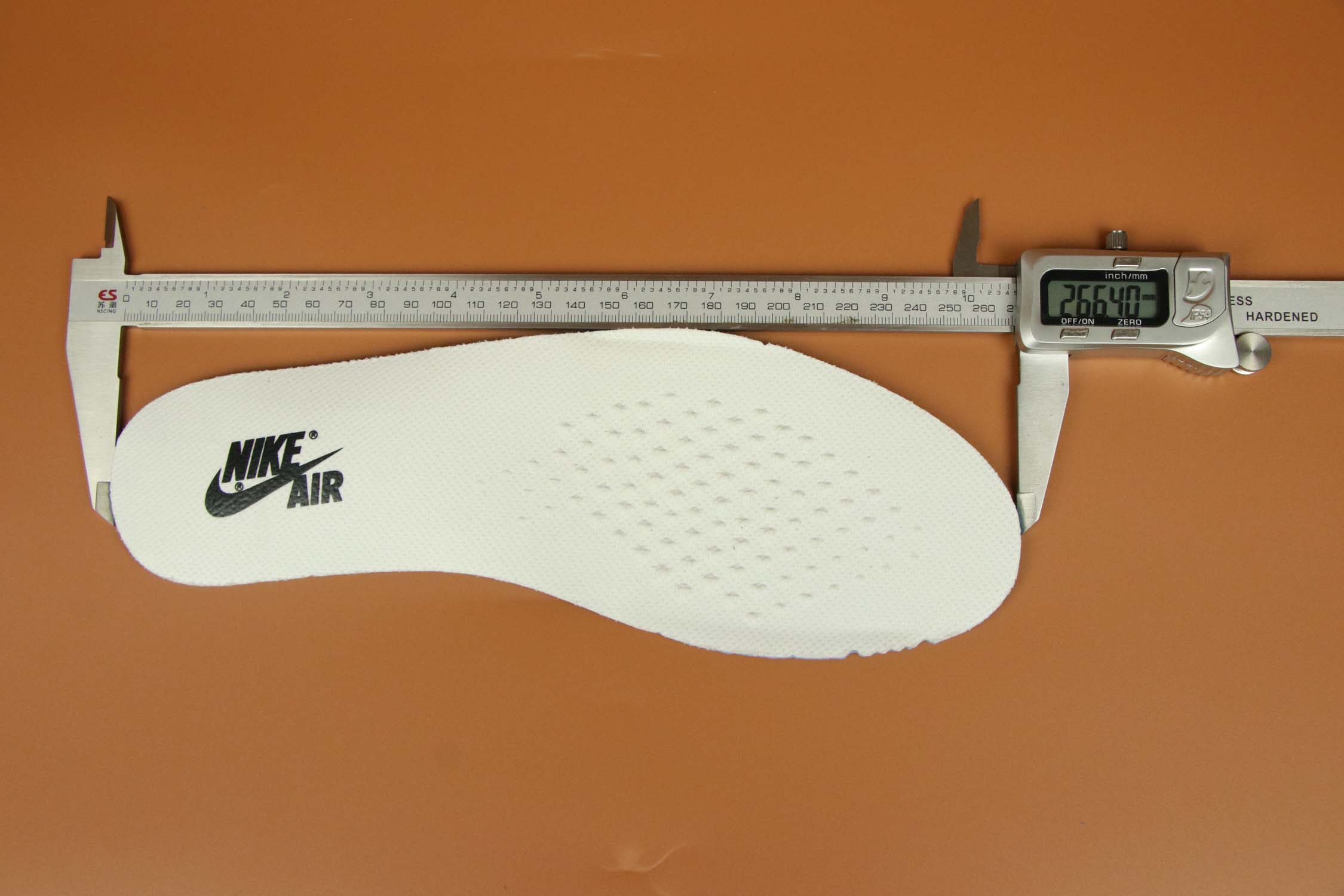 aj1北卡蓝联名ow什么皮面的,ow联名aj1北卡蓝明星穿搭