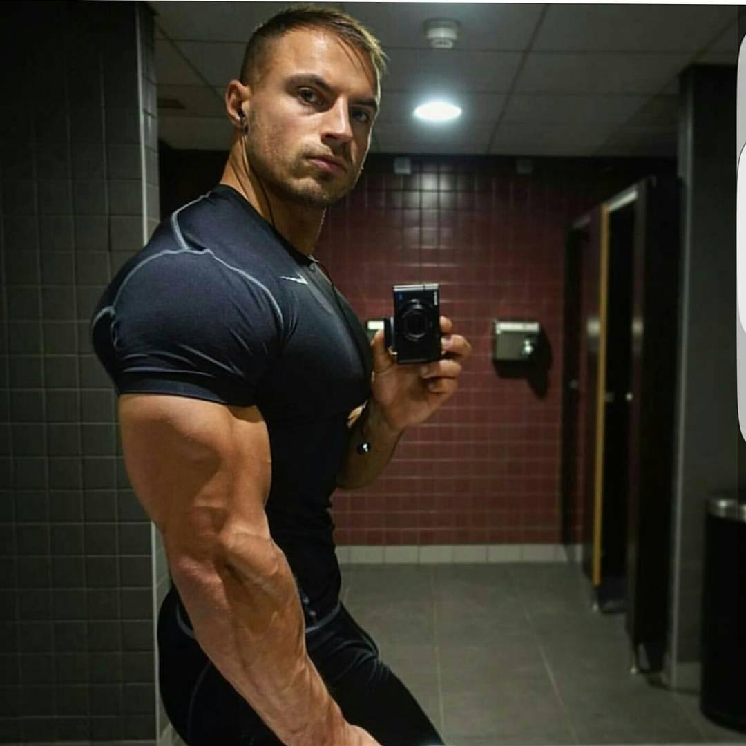 二头弯举后胳膊一直伸不直,二头弯举酸痛恢复