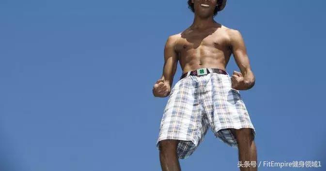 醒醒吧！别沾沾自喜你的腹肌，你其实不够大，不够强！不够爷们！