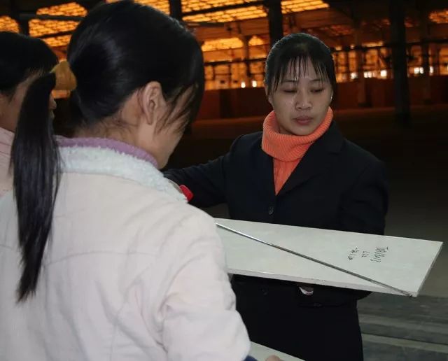 首位农民工全国人大代表胡小燕：从南下打工还债到被*家宝温**点赞的“明星”