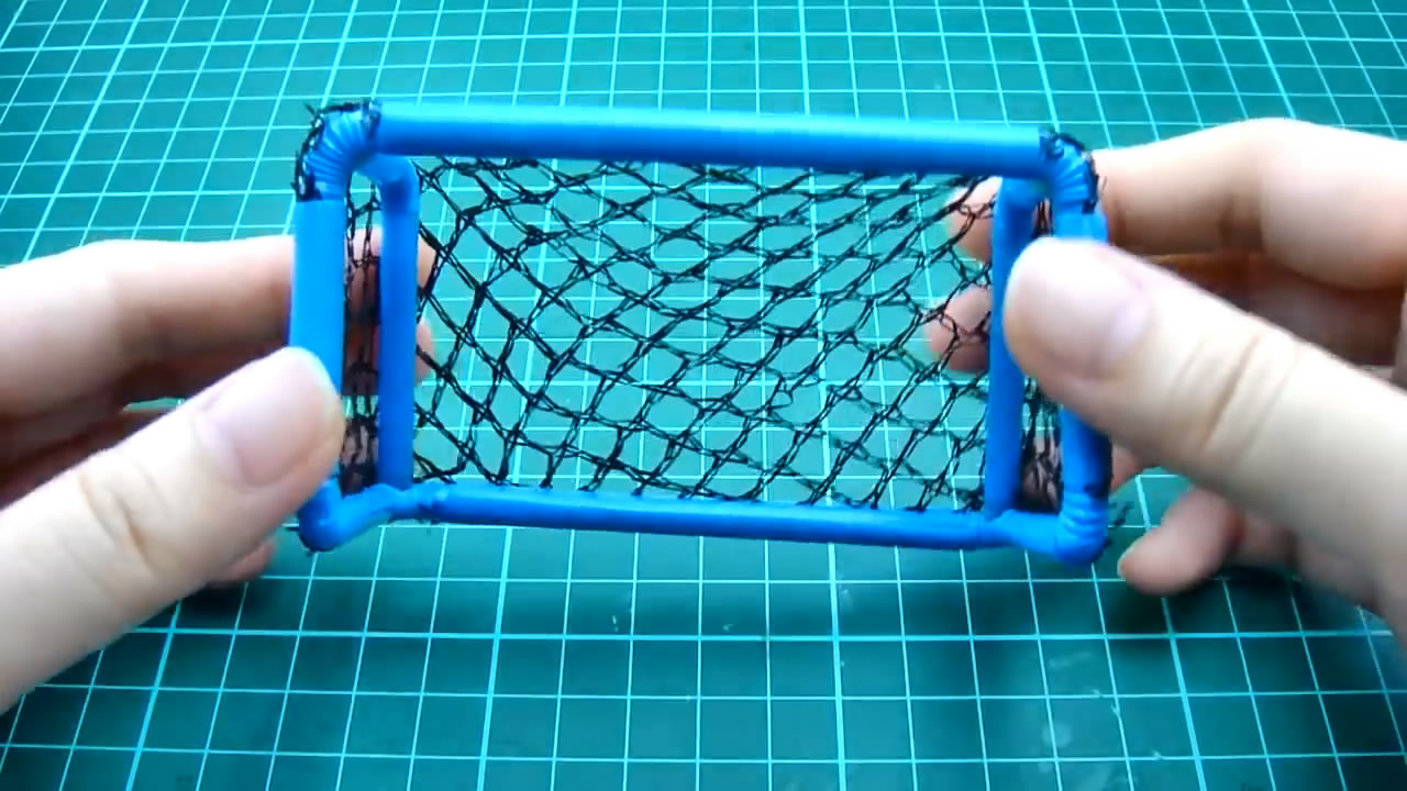 如何简单制作一个迷你足球场,足球小球门怎么做