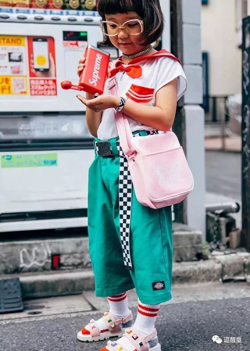 把自己装扮起来假装很酷,把自己打扮得酷一点