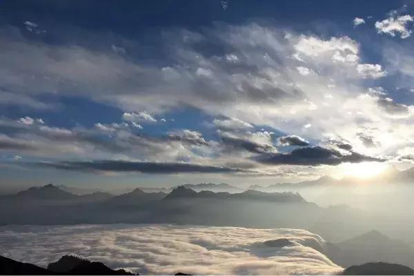 中国四川旅游看世界级的美景和可爱大熊猫,品尝当地火辣的美食!