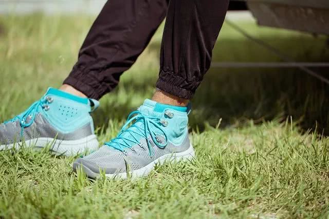 穿洞洞鞋出门真的很丢人吗,出门基本都穿洞洞鞋