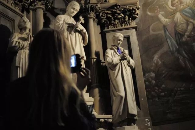 她被香奈儿和阿玛尼“通缉”，只因她在试衣间干的事儿太放肆！