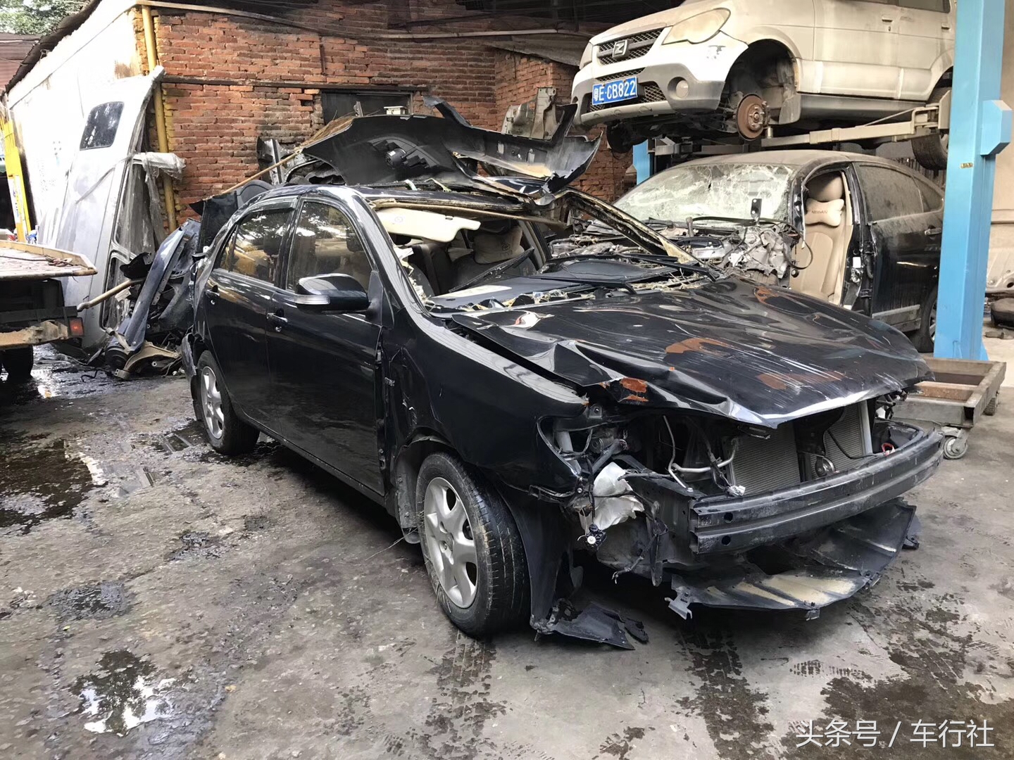 丰田花冠ex前杠拆解,丰田花冠ex拆车件