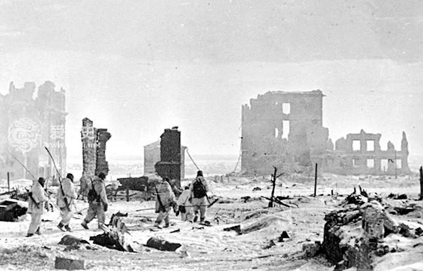 世界杯体育场原址上的二战传奇斯大林格勒用足球宣告重建回归