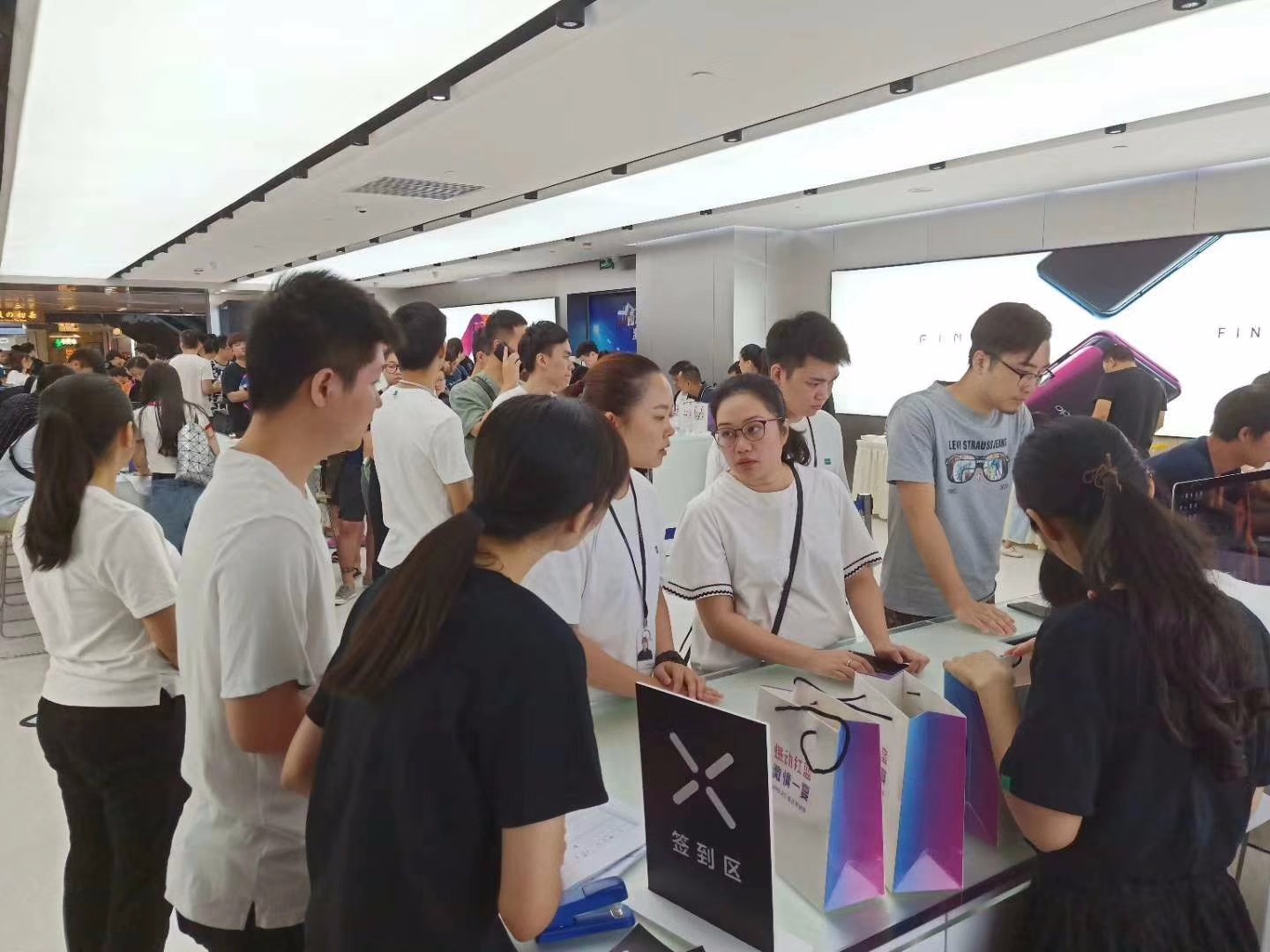 日本小哥买徕卡相机,日本小哥去小米店买小米平板