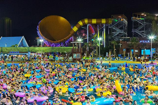 足球宝贝泳池助力足球比赛,足球宝贝组合水上闯关