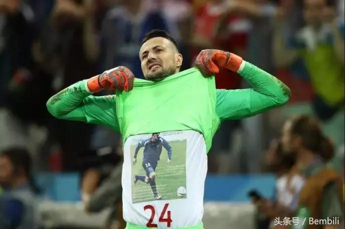 克罗地亚守门员扑出点球激动瞬间,克罗地亚门将跑到一边庆祝