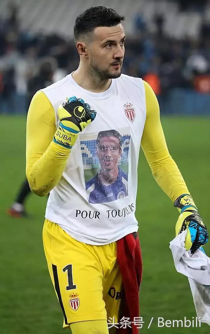 克罗地亚守门员扑出点球激动瞬间,克罗地亚门将跑到一边庆祝