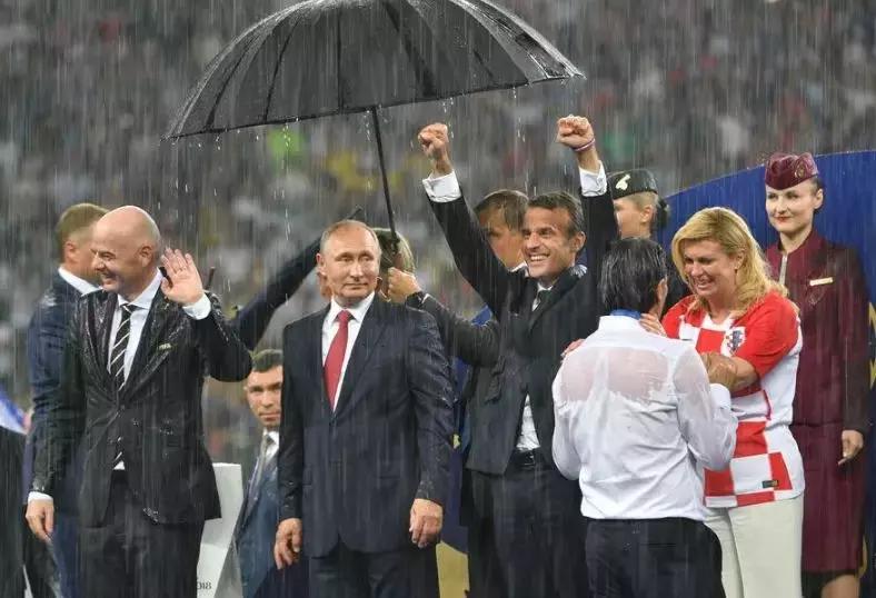 法国队“青春无敌”，格子军“英雄无悔”｜新京报快评