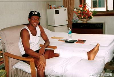 太惨了！辽足外援首秀便遭恶意飞踹进医院！中国足球又成足坛笑话