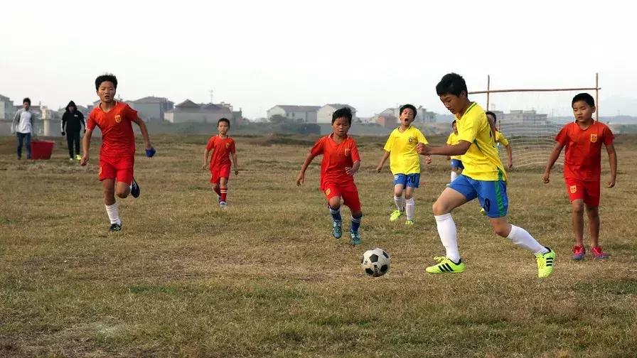 世界杯结束了，这位村小校长和他的孩子们的足球梦，才刚刚开始