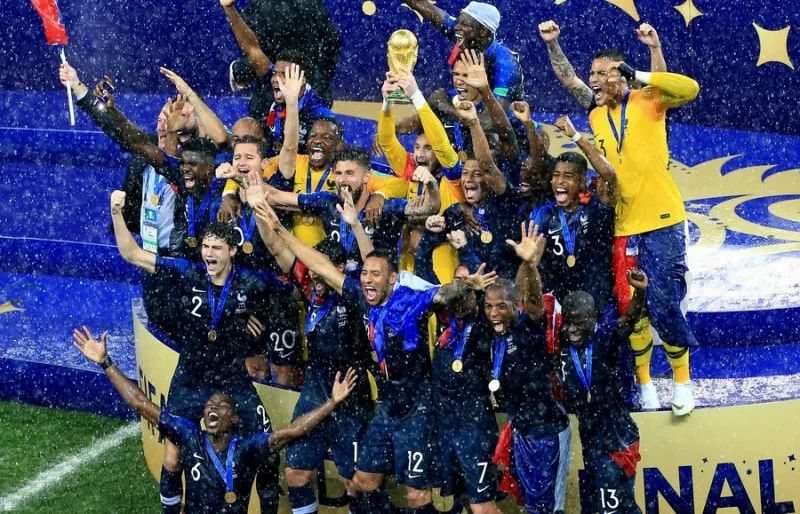 故主登基！法国队雨中捧杯，青春风暴席卷全球