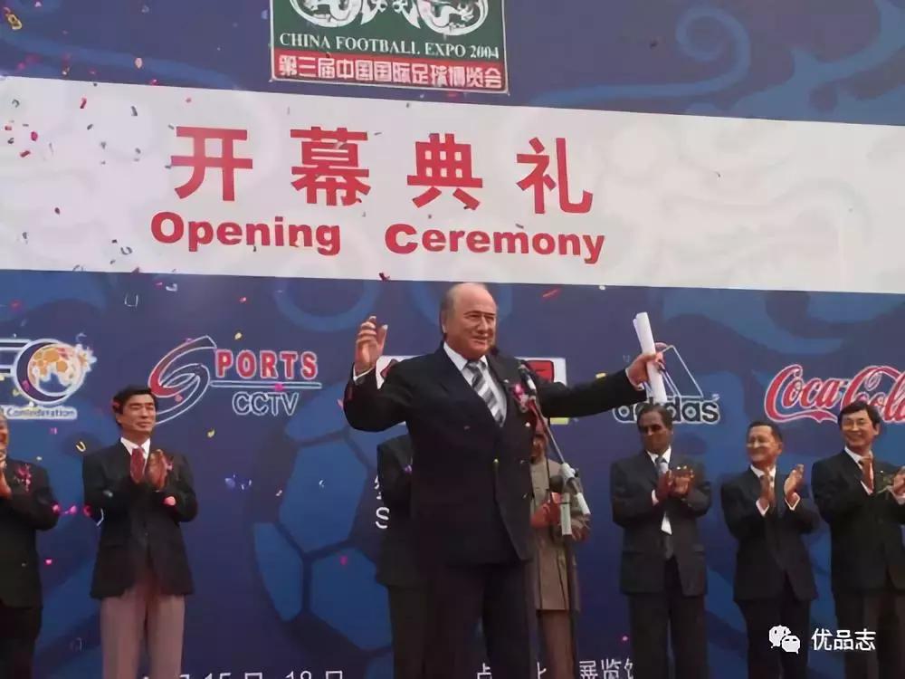 古时候的足球外皮是用什么做的,30年前足球的制作过程