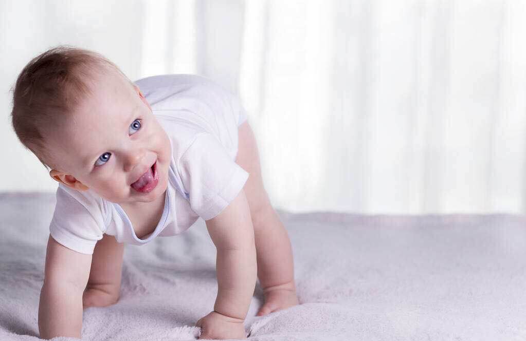 宝宝摔到后脑勺怎么处理,宝宝摔到后脑勺怎样判断有没有事