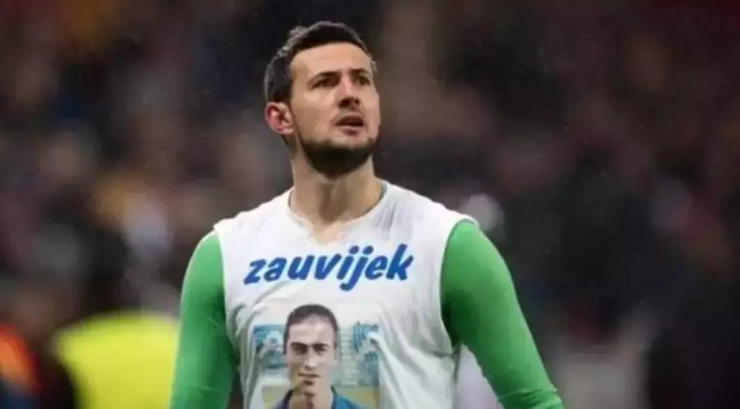 克罗地亚人脱下衣服震惊网友：哪有什么奇迹，只有普通人含泪奔跑