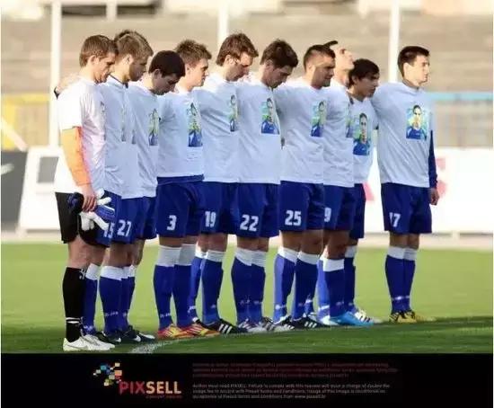 克罗地亚人脱下衣服震惊网友：哪有什么奇迹，只有普通人含泪奔跑