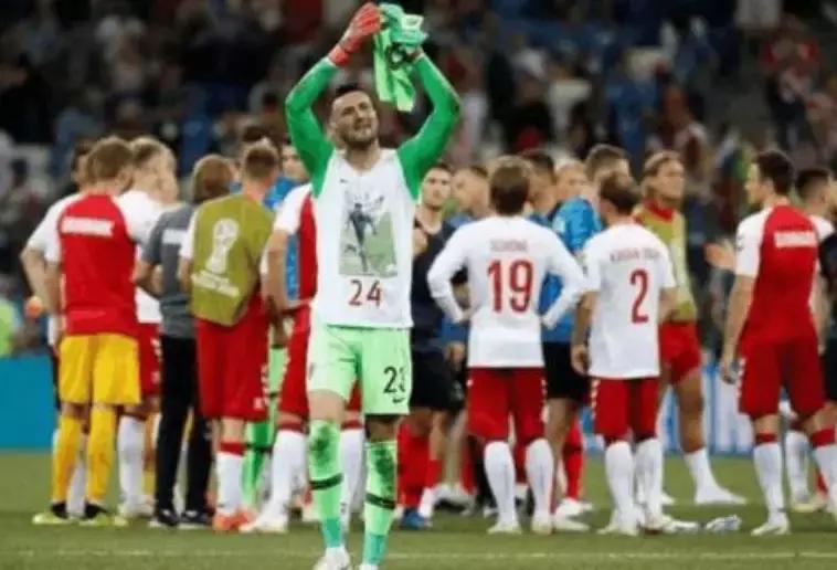 克罗地亚人脱下衣服震惊网友：哪有什么奇迹，只有普通人含泪奔跑