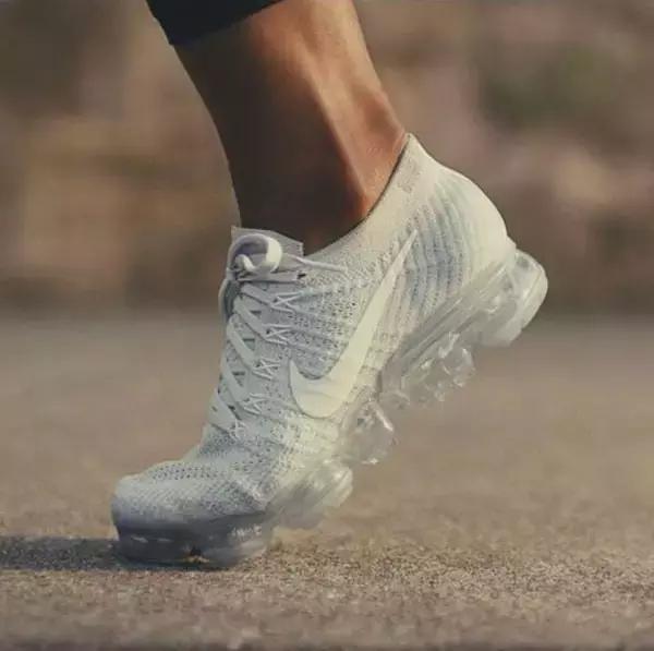 夏天不热小白鞋怎么穿舒服,夏天怕热穿什么鞋子好呢