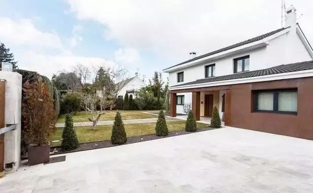 c罗和梅西的家,c罗梅西贝克汉姆豪宅对比