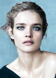 两人护送大力神杯,护送大力神杯的俄罗斯绝代佳人