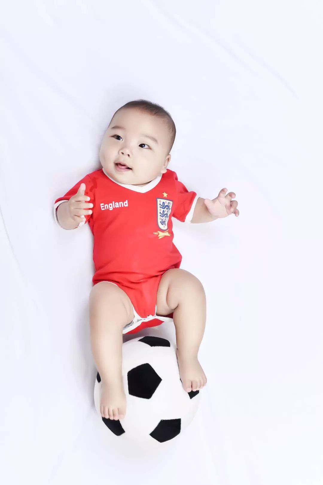 发宝贝踢足球照片的朋友圈,孩子踢足球得奖发朋友圈