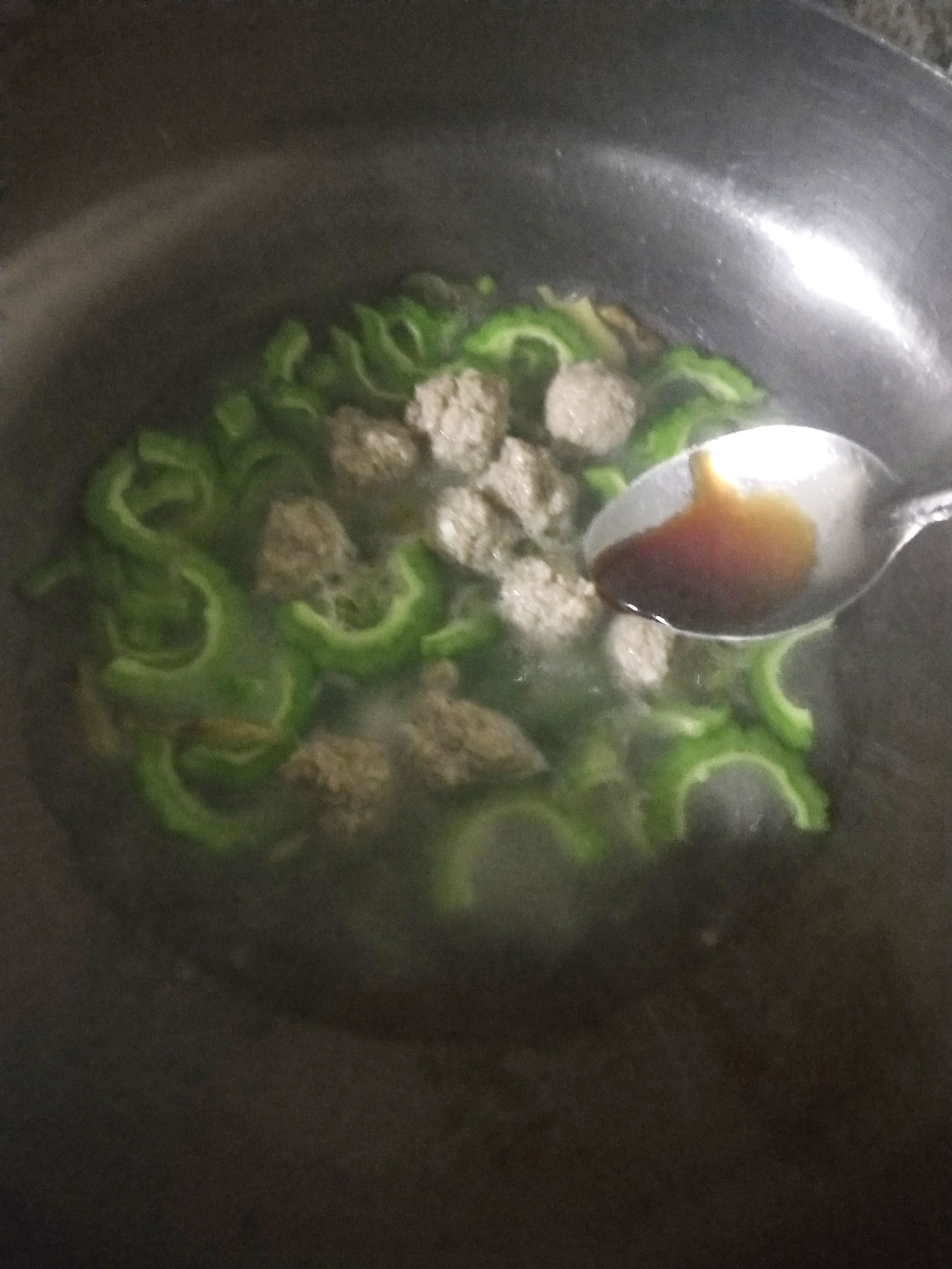 馄饨馅做汤,用馄饨料包做美食