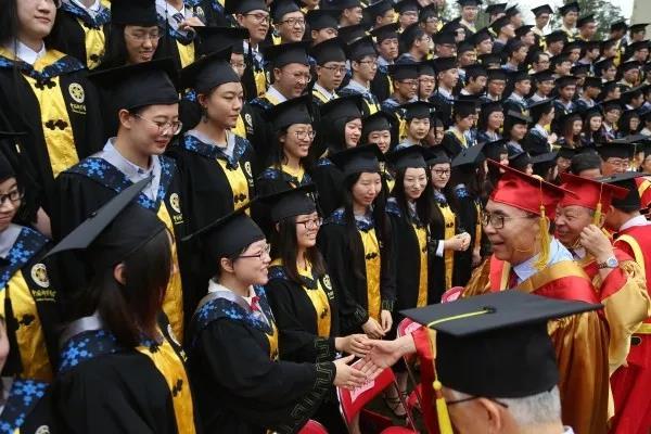 最有意义的大学毕业典礼,最感人催人泪下的毕业典礼