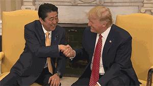 普京迟到、特朗普挤眼睛、记者会上赠球……“普特会”有哪些细节？