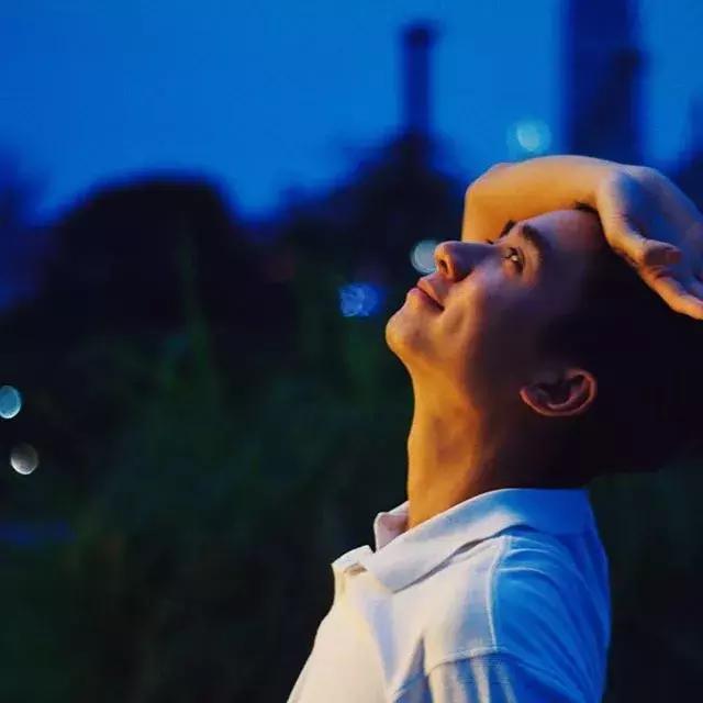 面对镜头不自然怎么克服,拍照怎么让自己更有镜头感